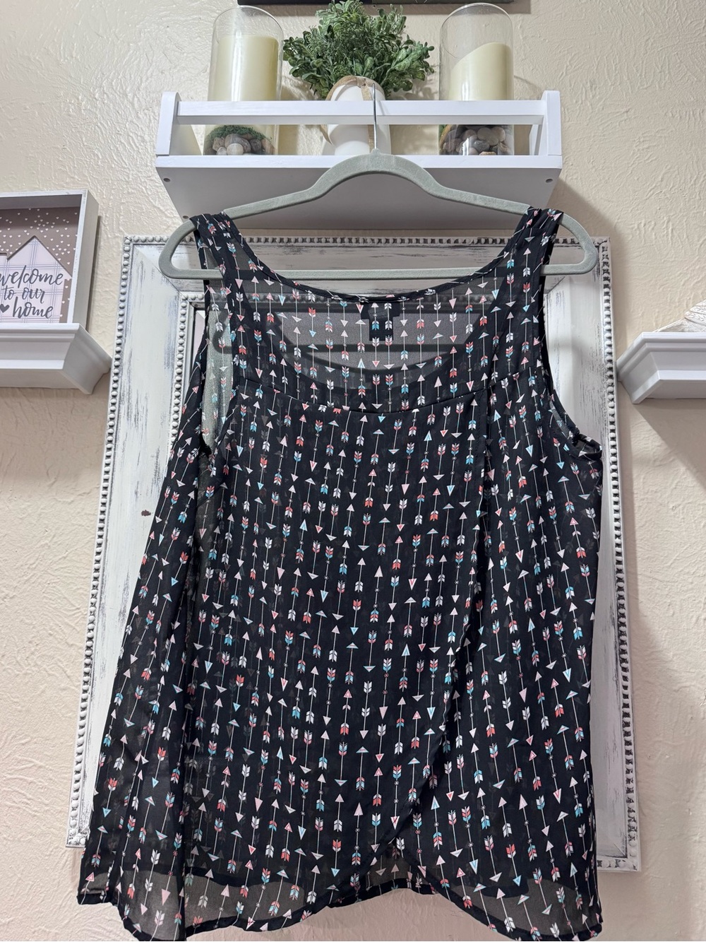 Torrid Black Arrow Print Sleeveless Blouse Sz 00 but runs large - Picture 4 of 7